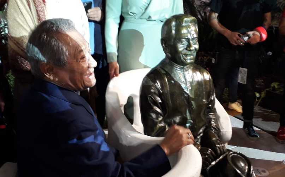 Armando Manzanero posa junto a su escultura. Foto: Libertad Ampudia (Milenio)