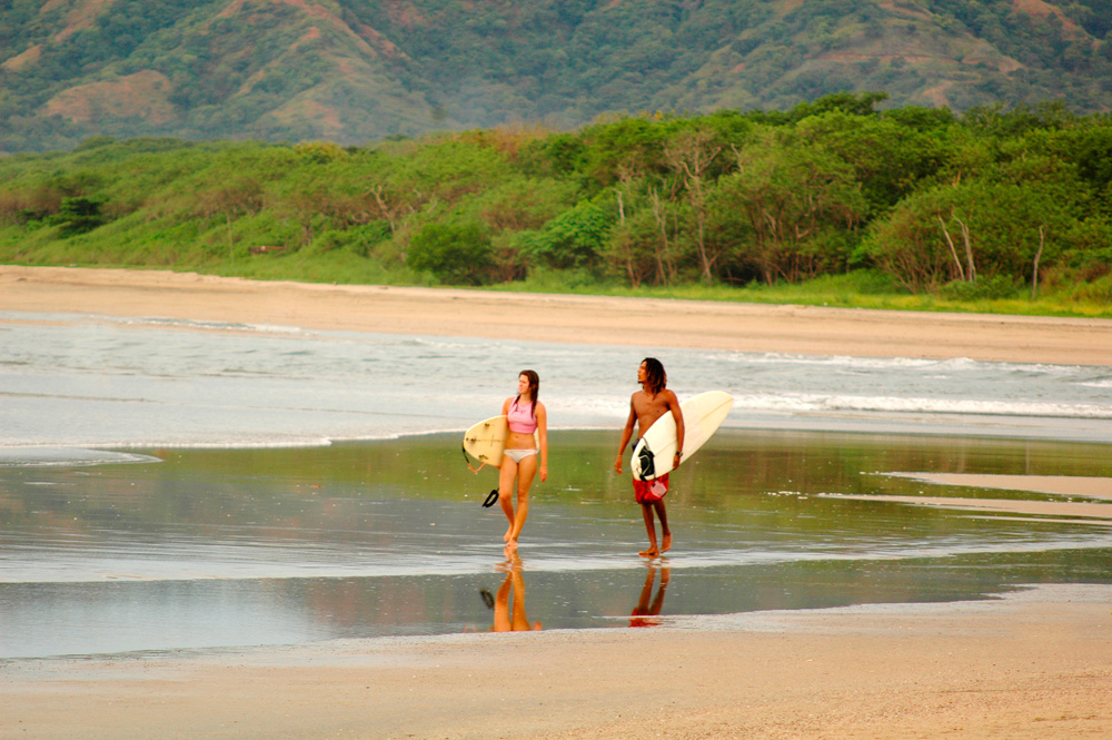 dos turisras pasean por Guanacuaste, Costa Rica