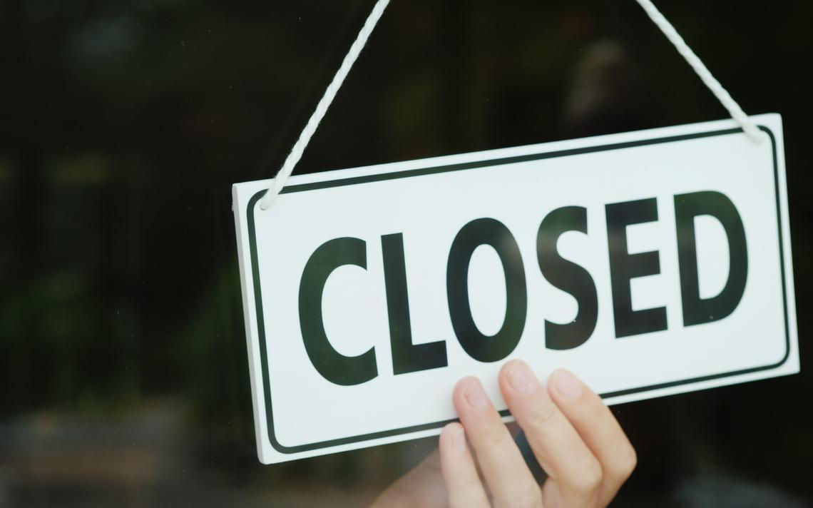 cartel de cerrado en inglés