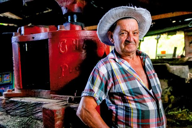hombre con sombrero en taller agrícola