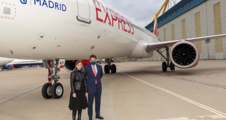 personas junto al avión bautizado como Madrid