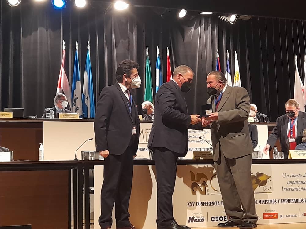 Entrega de la medalla a Cuba