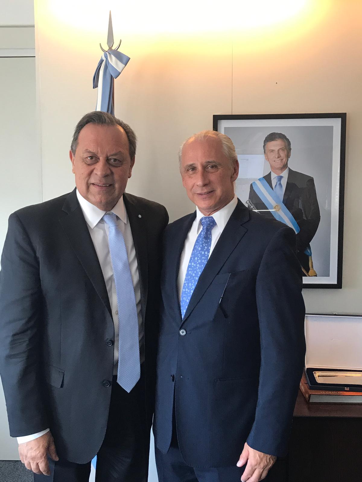 El secretario de Turismo de la Nación Argentina, Gustavo Santos, recibió en audiencia al presidente del Grupo Excelencias y embajador de la Academia Iberoamericana de Gastronomía, José Carlos de Santiago.