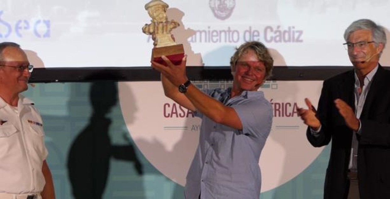 Alex Pella  recibe el premio Juan Sebastian Elcano