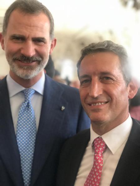 ​Reyes de España con empresarios españoles en Cuba [Dar clic y arrastrar para mover] ​