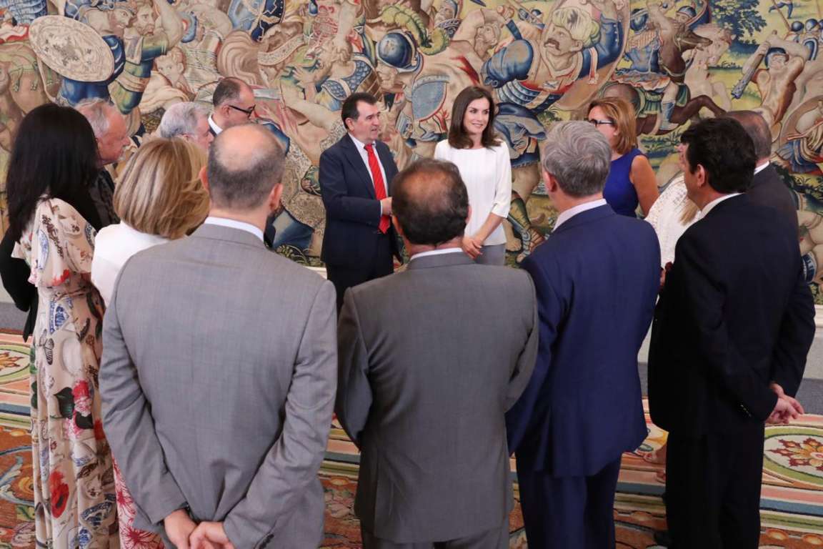 La Reina Letizia recibe a una representación de la Asociación Española de Editoriales
