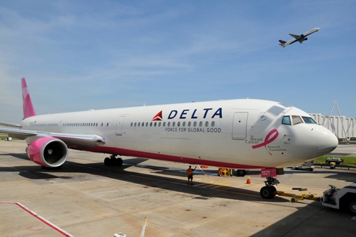 Delta Air Lines pone su grano de arena en la lucha contra el cáncer de mama