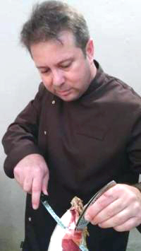 Dije un día, tengo dotes para ser cortador de jamón y lo voy a demostrar