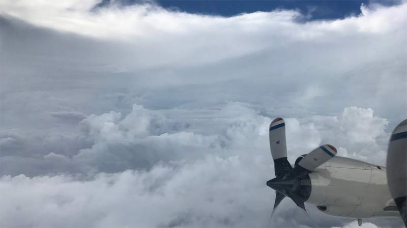 NOAA se adentra en el ojo del huracán Irma