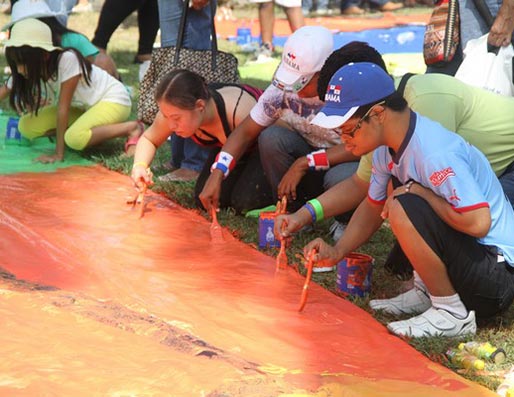 Panamá bate récord Guiness con 5.084 personas pintando un lienzo al mismo tiempo