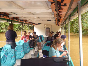 CND sigue a uno de los grupos participantes en Megafam de Meiers Weltreisen